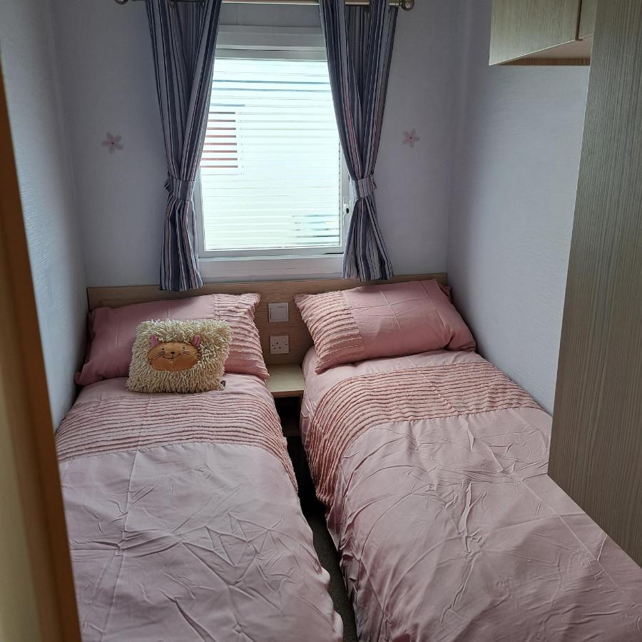 Cj & Daisies Holiday Home Престатин Экстерьер фото