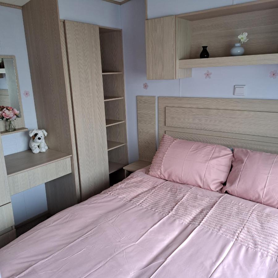 Cj & Daisies Holiday Home Престатин Экстерьер фото
